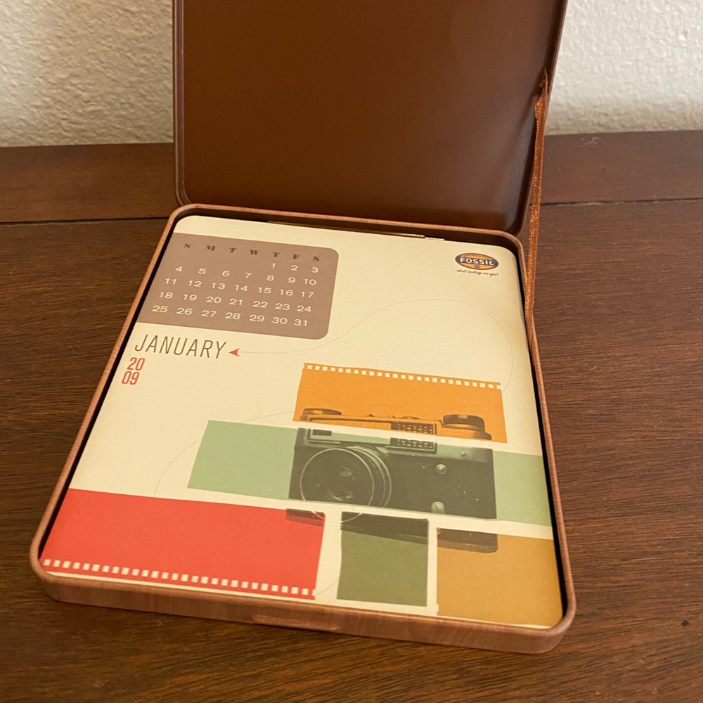 FOSSIL~Vintage look Fossil 2009 collectible desk calendar in great condition!!📆